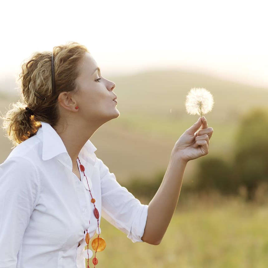 frau mit pusteblume i feel so good lifecoaching berlin