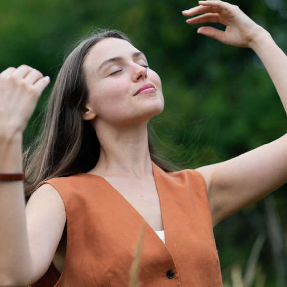 foto frau gluecklich Canva Mindful Walking in the Nature as Part of Holistic Self Care Halfpoint